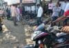 आयशरने दुचाकी आणि रिक्षाला उडवले; परळी रेल्वे गेटवरील भीषण अपघातात ६ जखमी.