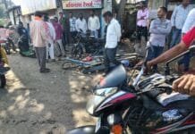 आयशरने दुचाकी आणि रिक्षाला उडवले; परळी रेल्वे गेटवरील भीषण अपघातात ६ जखमी.