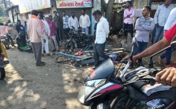 आयशरने दुचाकी आणि रिक्षाला उडवले; परळी रेल्वे गेटवरील भीषण अपघातात ६ जखमी.