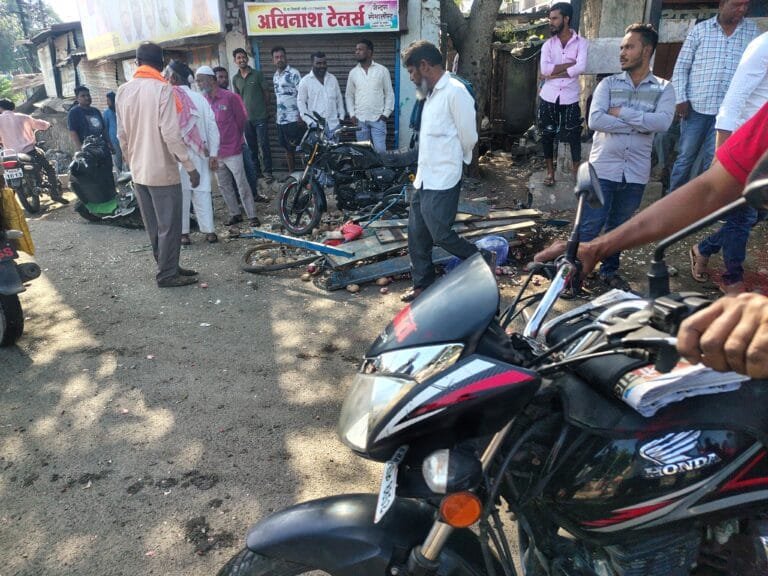 आयशरने दुचाकी आणि रिक्षाला उडवले; परळी रेल्वे गेटवरील भीषण अपघातात ६ जखमी.