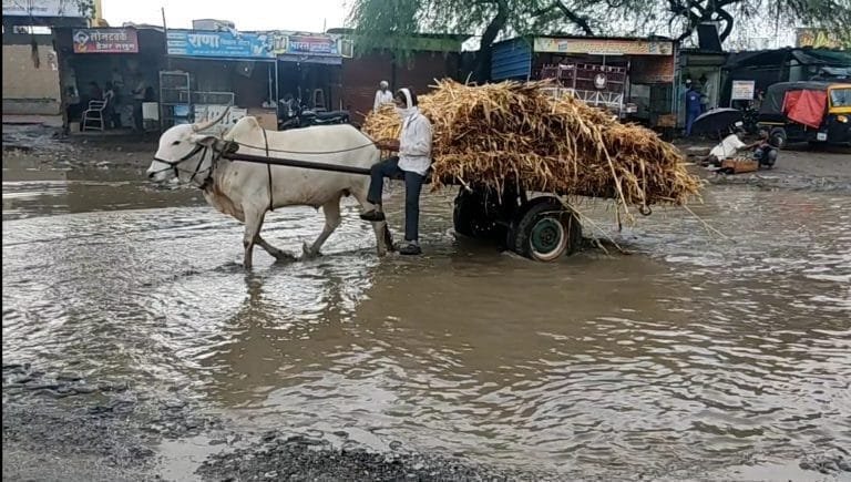 परभणीत रस्ते : अदृश्य विकासाचा भ्रमाचा जमिनीवरील भोपळा !