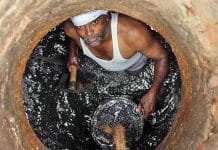 मॅन्युअल स्कॅव्हेंजिंग मुळे झालेले मृत्यू सरकार नाकारत असल्याचा निषेध!