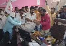 परभणीत धार रोड कचरा डेपो प्रकरणी प्रदूषण मंडळाच्या कार्यालयात कचरा टाकून आंदोलन.