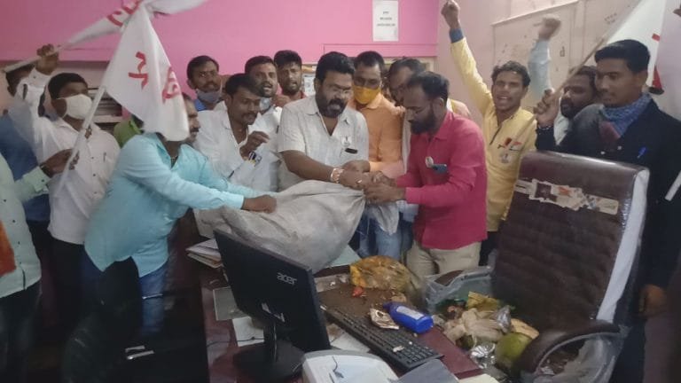 परभणीत धार रोड कचरा डेपो प्रकरणी प्रदूषण मंडळाच्या कार्यालयात कचरा टाकून आंदोलन.