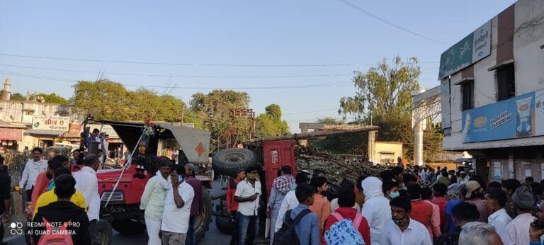 परभणी रेल्वे स्थानकासमोरील वळणावर उसाने भरलेल्या दोन ट्राल्या उलटल्या …