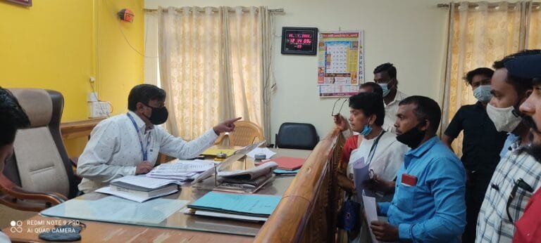 परभणी शहरातील अनाधिकृत तलाठी कार्यालय बंद करा,AIYF च्या वतीने निर्दशने !