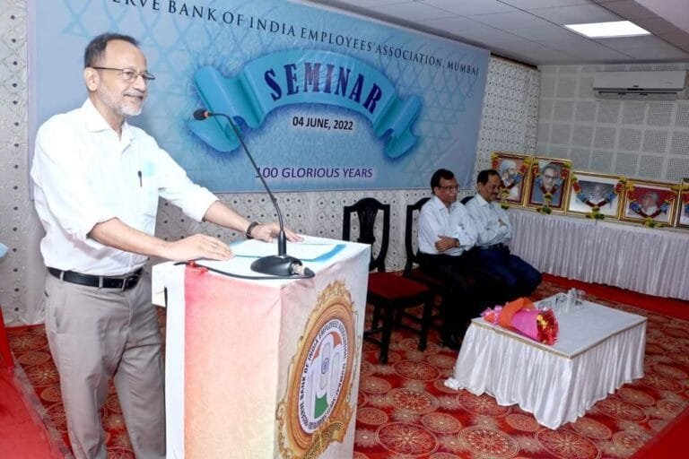 “एकविसाव्या शतकातील कामगार संघटना / ट्रेड युनियन्स” विसाव्या शतकातील कामगार संघटनापेक्षा कोणत्या बाबतीत वेगळ्या असाव्यात ?