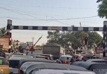 शहरातील गर्दीच्या ठिकाणी अवजड वाहनांचा मुक्त संचार, वाहतूक कोंडी सह नागरिकांचा जीव धोक्यात … गंगाखेड नाका परिसरात अवजड वाहनांचा धोकादायक टर्न