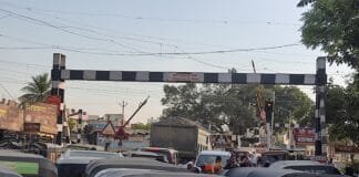 गंगाखेड नाका परिसरात अवजड वाहनांचा धोकादायक टर्न