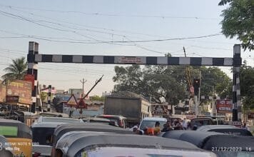 शहरातील गर्दीच्या ठिकाणी अवजड वाहनांचा मुक्त संचार, वाहतूक कोंडी सह नागरिकांचा जीव धोक्यात … गंगाखेड नाका परिसरात अवजड वाहनांचा धोकादायक टर्न