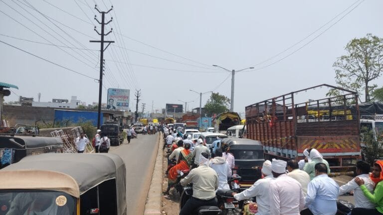 वाहतूक कोंडीने वाह्या जाणारा मानवी कार्य वेळ कोण लक्षात घेतं !