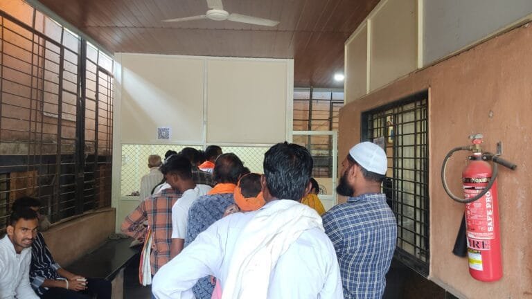 आयुष्यमान भारत कार्ड प्रसिद्धी अपुरी,रुग्णालयात रांगेत ताटकळत उभे राहणाऱ्यांची संख्याच अधिक !