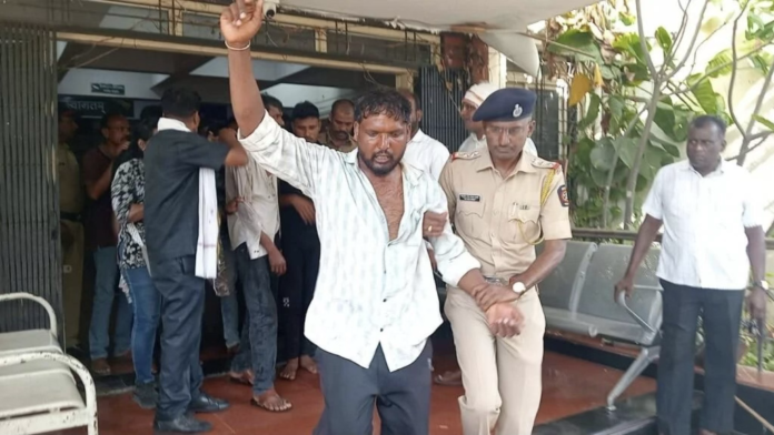येलदरीतील स्थानिक मच्छिमारांचा जिल्हाधिकारी कार्यालयात सामूहिक आत्मदहनाचा प्रयत्न येलदरीतील स्थानिक मच्छिमारांचा जिल्हाधिकारी कार्यालयात सामूहिक आत्मदहनाचा प्रयत्न